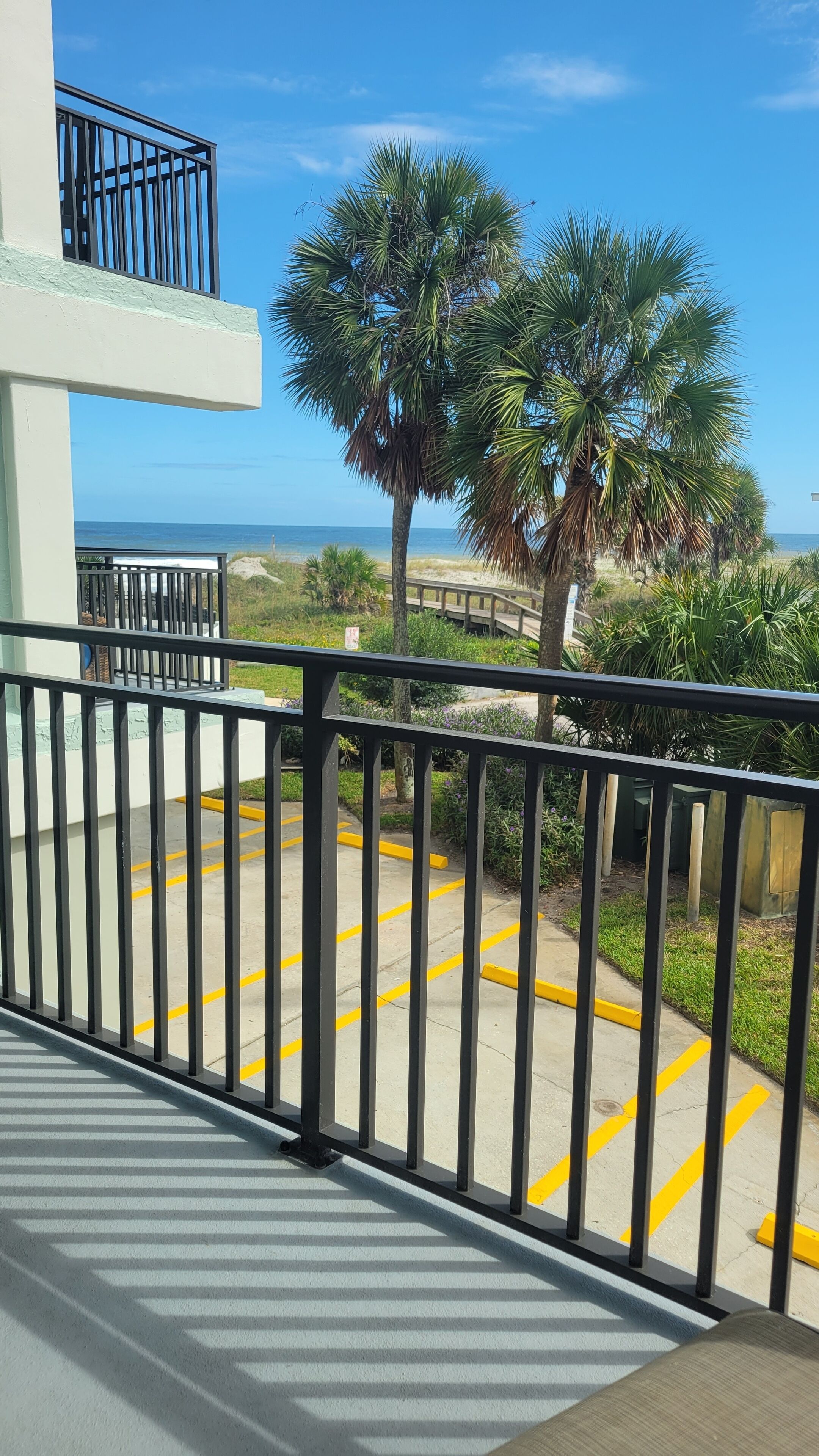 JaxBeachLife Oceanviews & ocean breezes plus a king-sized bed; 2nd floor w elev