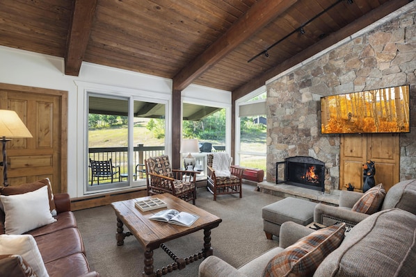 Télévision à écran plat, cheminée