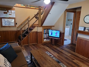 Smart TV, video games, DVD player, books - Valley View Cabin bordering Salt Fork State Park WiFi (Kimbolton)