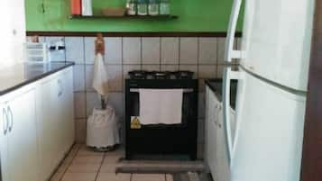 Frigorífic, forn, placa de cuina i cafetera i tetera