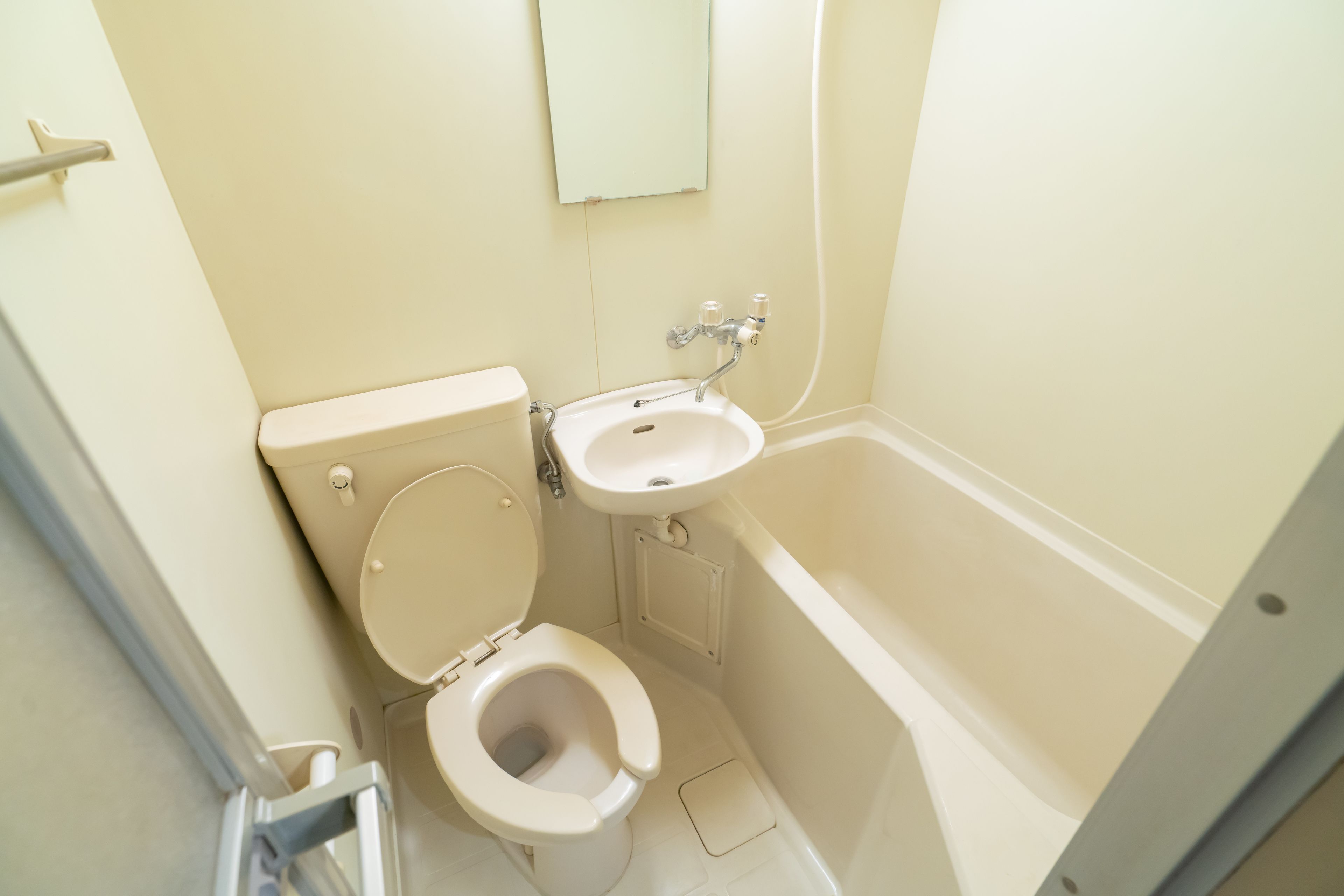 Une petite salle de bain comprenant des toilettes, un lavabo et une baignoire.