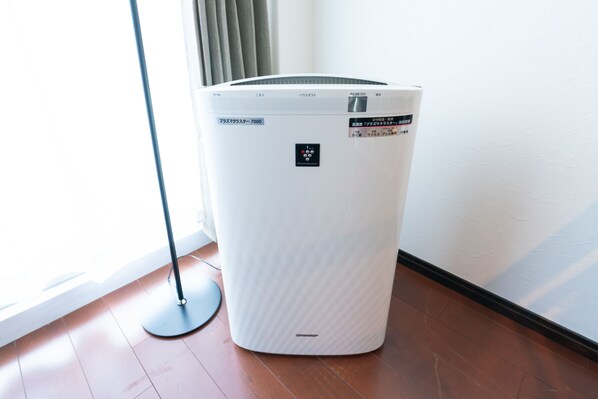 Un purificador de aire blanco con un panel de control y una etiqueta que indica que es el modelo 7000.