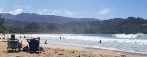 Sun-loungers, beach towels - Breathtaking Oceanfront Condo (Princeville)