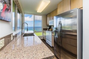 Refrigerador, microondas, placa de cocina, lavavajillas