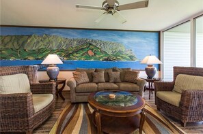 Smart TV, DVD player, livros