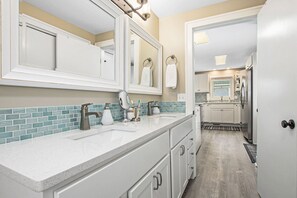 Combinazione doccia/vasca, asciugacapelli, asciugamani, sapone