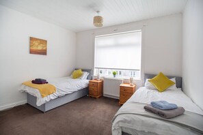 2 bedrooms, WiFi - Spacious, affordable two bed apartment close to main transport links. (Hamilton)