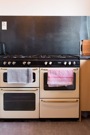 Highchair - Spacious, affordable two bed apartment close to main transport links. (Hamilton)