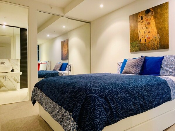 Apartemen Khas, 2 Tempat Tidur Queen, pemandangan kota | Setrika/meja setrika, Wi-Fi gratis, dan seprai linen