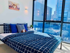 Signature-Apartment, 2 Queen-Betten, Stadtblick | Bügeleisen/Bügelbrett, kostenloses WLAN, Bettwäsche