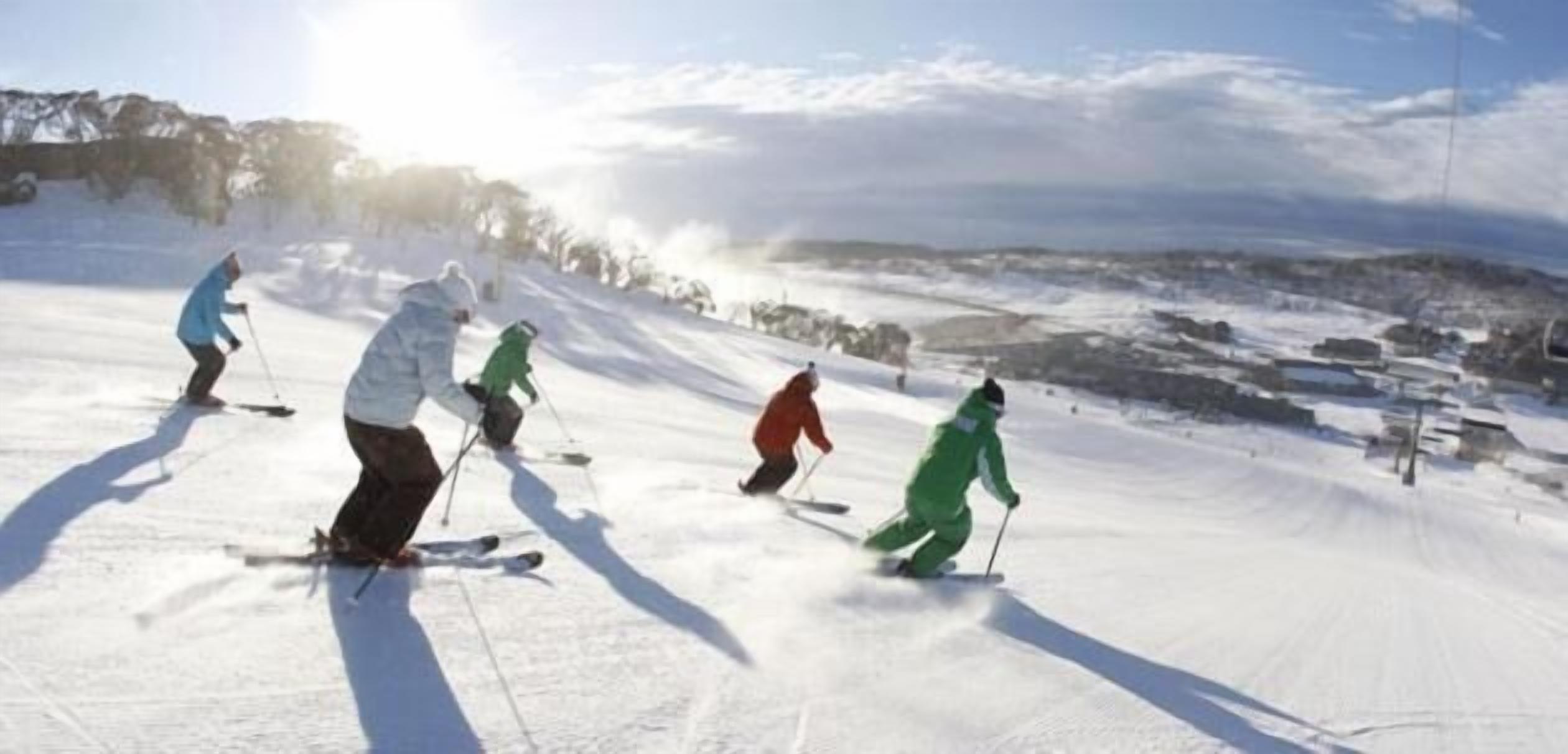 Een piste met bewegende skiërs.
