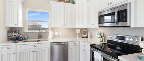 冷蔵庫、電子レンジ、食器洗い機、コーヒー / ティーメーカー