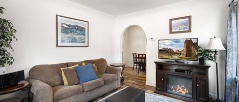 Smart-tv, een open haard en een dvd-speler