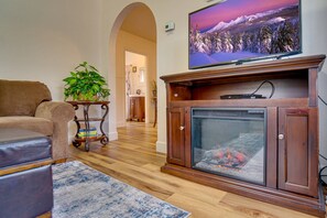 Smart TV, chimenea, reproductor de DVD