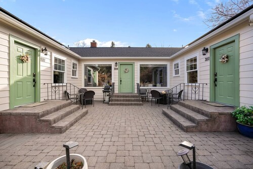 Historic Drake Cottage! Across from Mirror Pond. Heart of Bend, Walk to Downtown, Shops/Dining