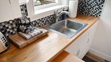 Køleskab, mikrobølgeovn, ovn, kogeplade