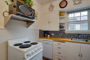 Frigorifero, microonde, forno, piano cottura