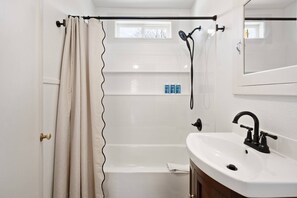 Hair dryer, towels, shampoo - Historic Drake Cottage! Across from Mirror Pond. Heart of Bend, Walk to Downtown, Shops/Dining (Bend)
