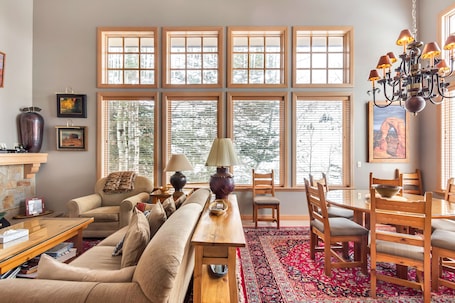 TV. Mt. Superiors Exquisite Manor - ski-in/out to Snowbird