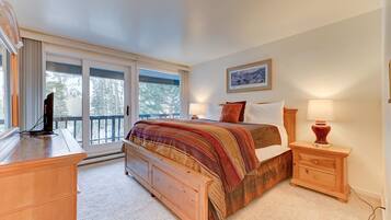 2 bedrooms, desk, travel cot, WiFi