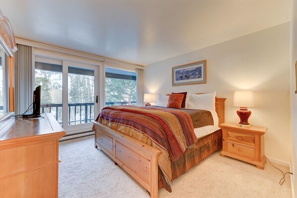 2 bedrooms, desk, travel crib, WiFi