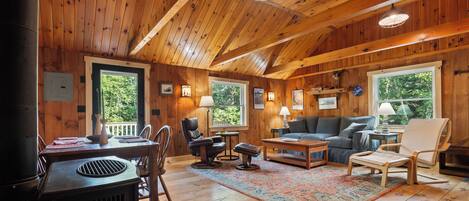 Smart TV, chimenea y consola de videojuegos