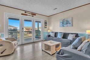 Fernseher, Kamin, DVD-Player, Bücher