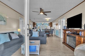 Fernseher, Kamin, DVD-Player, Bücher