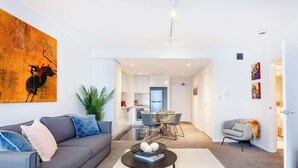 Un salon moderne avec un canapé, une table basse et des œuvres d’art.