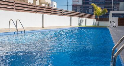 Huoneistossa on uima-allas ja pysäköinti 2min rannalla