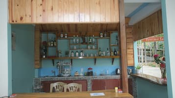 Bar en milieu de piscine