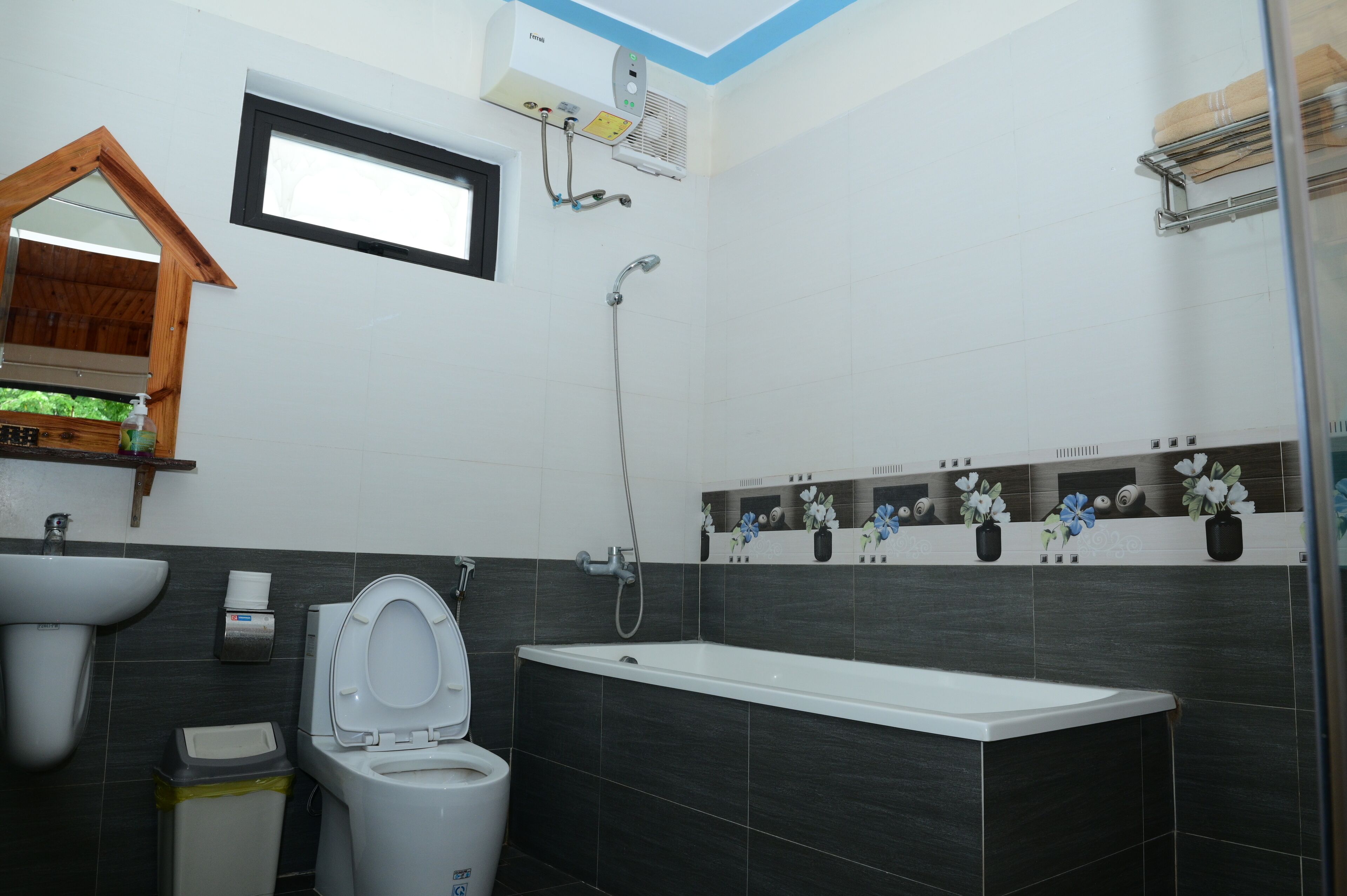 Une salle de bain comprenant des toilettes, un lavabo, une douche et une baignoire.