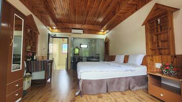 Bungalow Double Bed - Water Front | Minibar, in-room safe, desk, blackout drapes