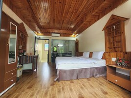 Bungalow Double Bed - Water Front | Minibar, in-room safe, desk, blackout drapes