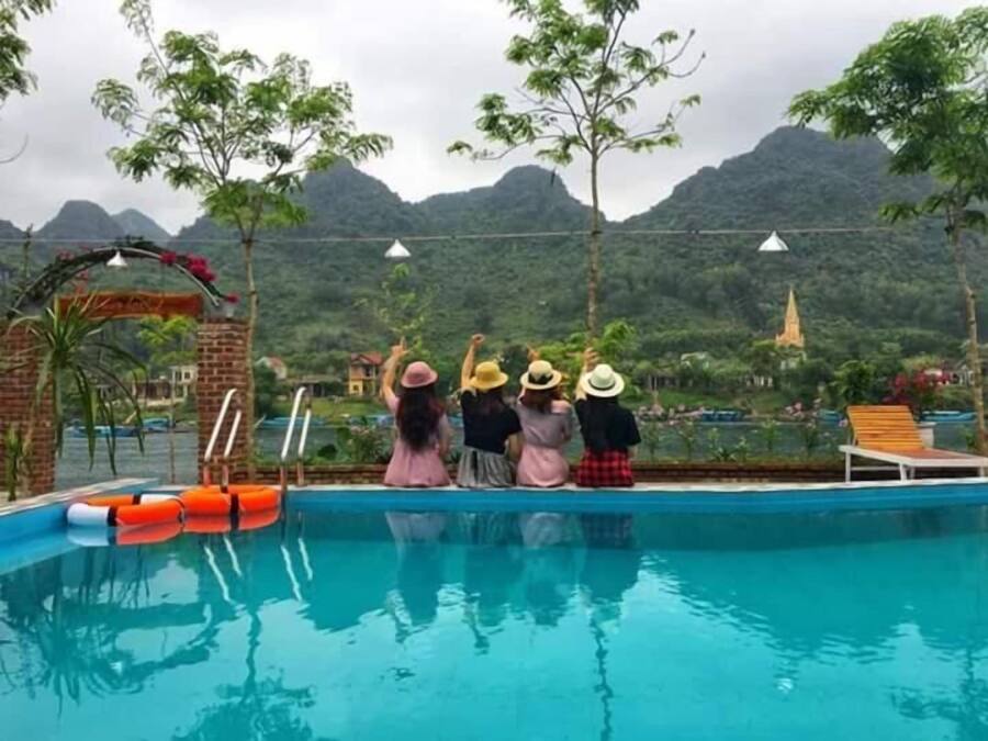 Una piscina con vistas a montañas al fondo.