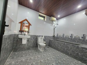 Bungalow (Water Front) | Bagno | Doccia, set di cortesia gratuito, asciugacapelli, pantofole