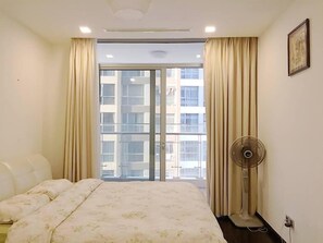 Escritorio, wifi gratis y ropa de cama 