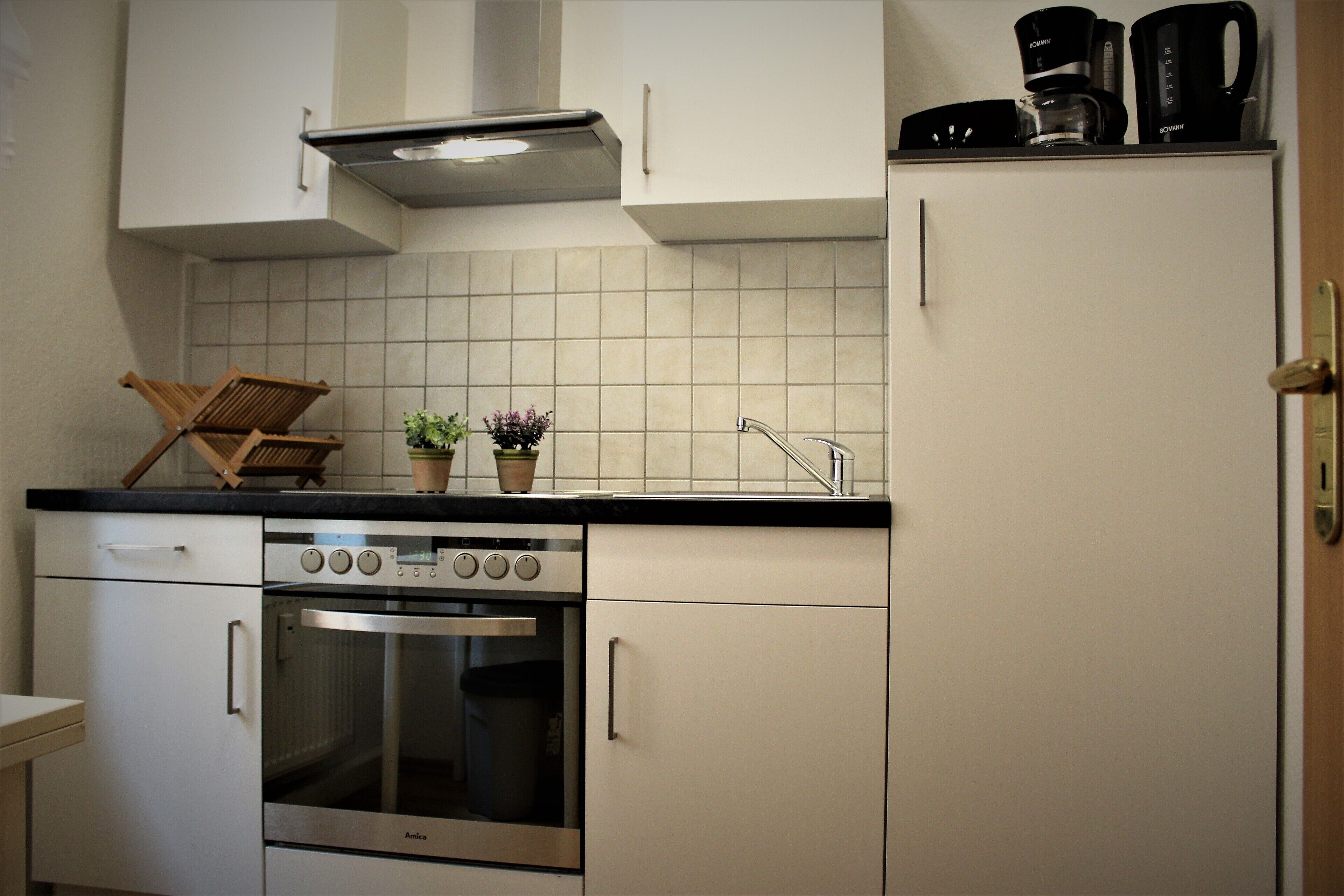 Kühlschrank, Ofen, Herdplatte, Wasserkocher mit Kaffee-/Teezubehör