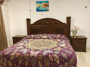 2 chambres, coffres-forts dans les chambres, fer et planche à repasser