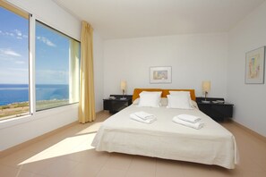 3 bedrooms, desk, iron/ironing board, free WiFi - House with Sea view , terrace, Wifi, spacious and bright (Campos)