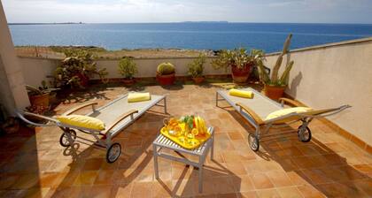 DĂșplex con varias terrazas frente al mar