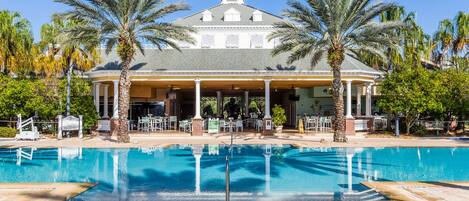 Utendørsbasseng og et oppvarmet basseng