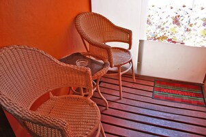 Habitación cuádruple familiar, planta baja | 1 dormitorio, minibar, cortinas opacas y tabla de planchar con plancha