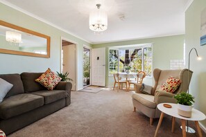 TV, books - Boutique accommodation peacefully set amongst you're own private vineyard  (Light Pass)