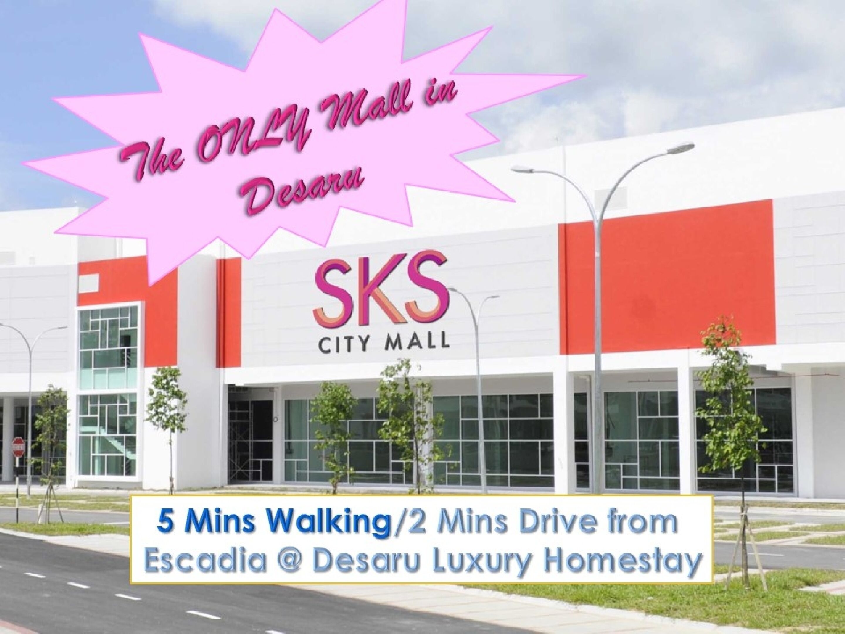 La façade du centre commercial SKS City Mall à Desaru, avec une enseigne indiquant qu’il se trouve à 5 minutes à pied ou à 2 minutes en voiture de l’établissement Escadia @ Desaru Luxury Homestay.