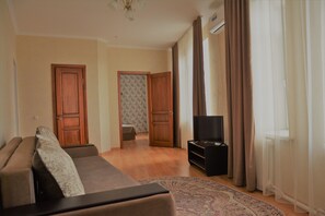 Suite | In-room safe, desk, iron/ironing board, rollaway beds