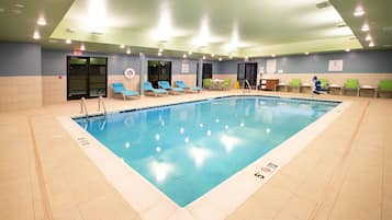 Indendørs pool, åben fra kl. 09.00 til kl. 22.00, liggestole