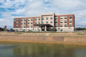 Un hôtel Holiday Inn Express avec une façade en briques, de nombreuses fenêtres et une entrée abritée.