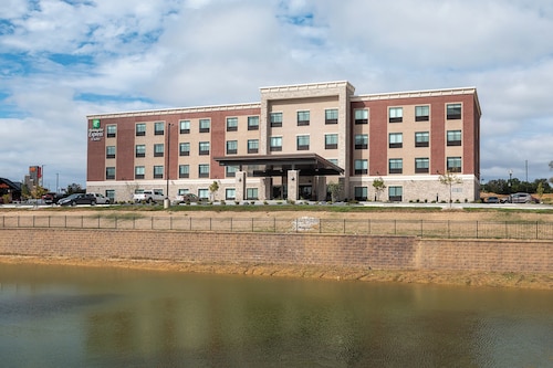 Holiday Inn Express & Suites Wentzville St Louis West by IHG