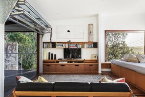 3 bedrooms, travel crib, free WiFi, bed sheets - FISHCAKES - Award winning, architecturally designed home overlooking Seal Rocks (Seal Rocks)